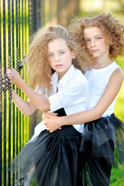 Porträt einer zwei schönen Mode kleines Mädchen — Stockfoto