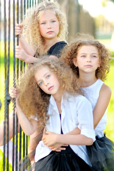 Retrato de tres hermosas niñas de moda — Foto de Stock