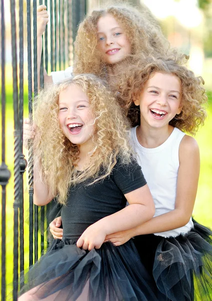 Portret van een drie prachtige fashion kleine meisjes — Stockfoto