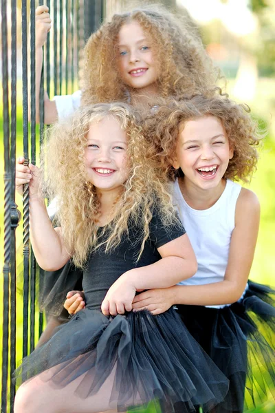 Portret trzy piękne moda dziewczynki — Zdjęcie stockowe