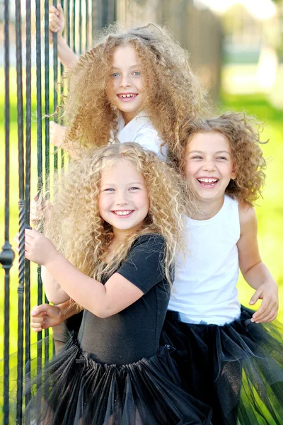 Retrato de tres hermosas niñas de moda —  Fotos de Stock