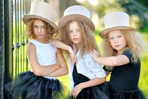 Portret van een drie prachtige fashion kleine meisjes — Stockfoto