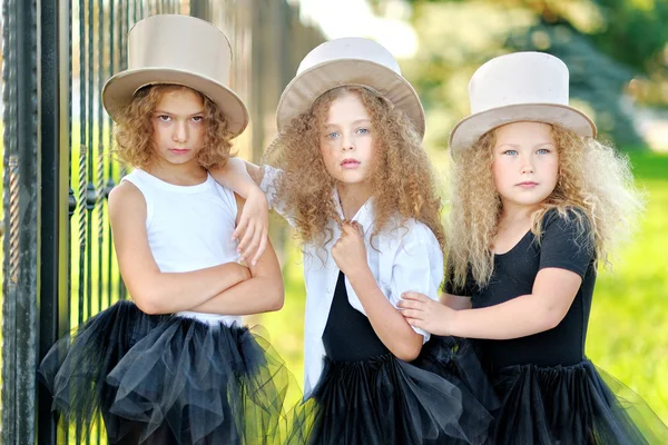 Portret van een drie prachtige fashion kleine meisjes — Stockfoto