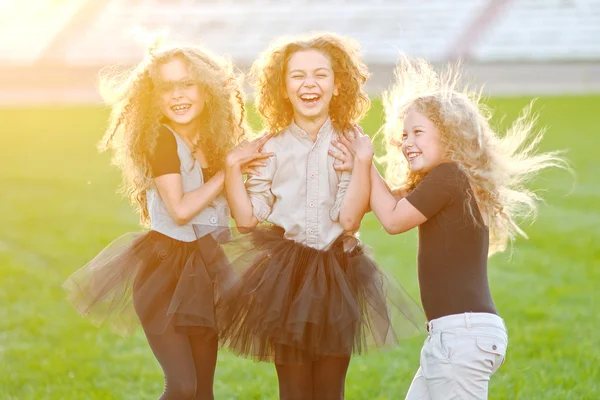 Portret van een drie prachtige fashion kleine meisjes — Stockfoto