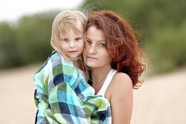 Porträtt av en lycklig familj på sommaren natur — Stockfoto