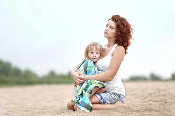 Retrato de uma família feliz na natureza de verão — Fotografia de Stock