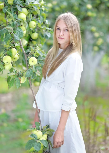 Portret van klein meisje buiten in de zomer — Stockfoto