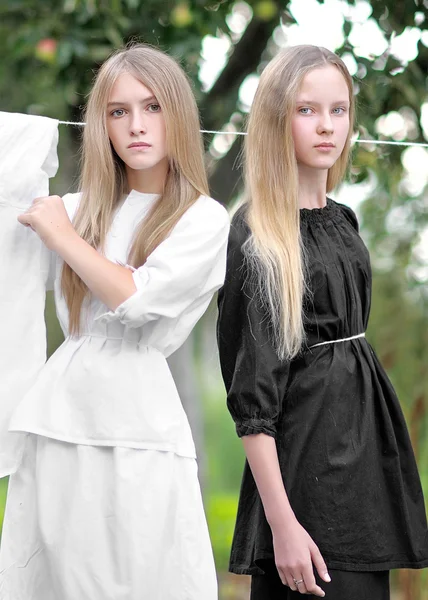 Portrait of two young girls girlfriends on the nature — Stock Photo, Image