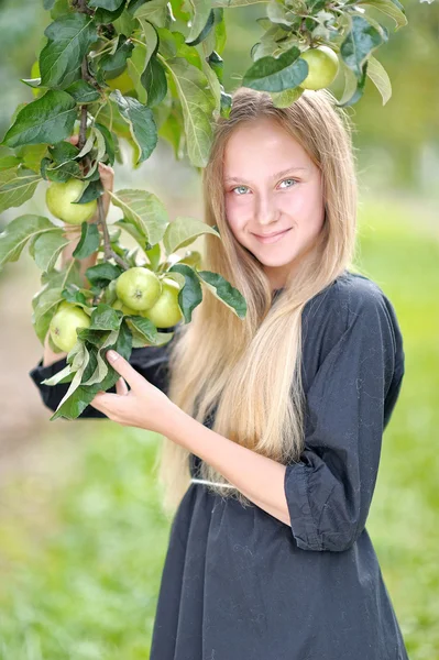 Portrait of little girl outdoors in summer — Stock Photo, Image