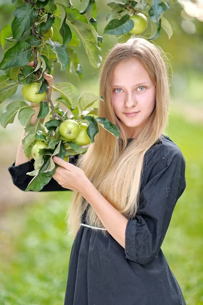 Portrait of little girl outdoors in summer — Stock Photo, Image