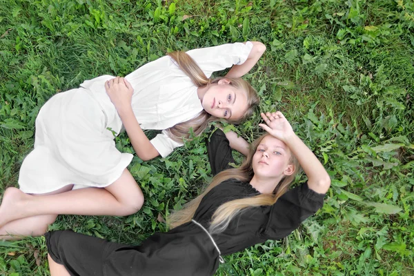 Portret van twee jonge meisjes vriendinnen over de aard — Stockfoto