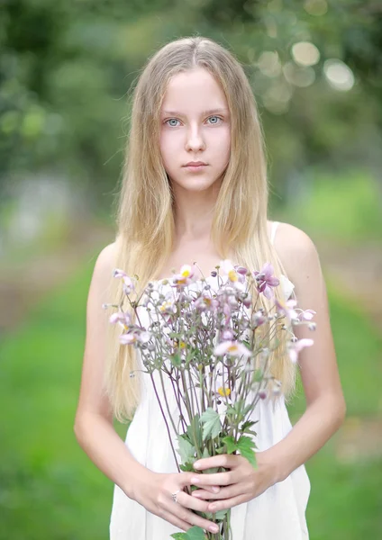 Портрет красивой молодой девушки с букетом цветов — стоковое фото