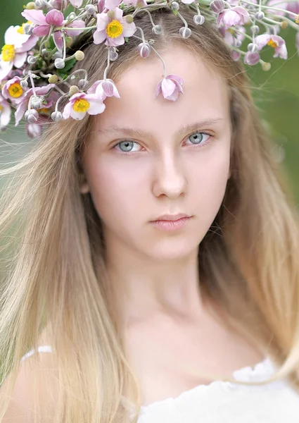 Retrato de una hermosa joven con un ramo de flores — Foto de Stock