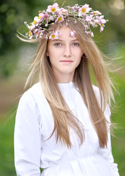 花の花束を持つ美しい少女の肖像画 — ストック写真