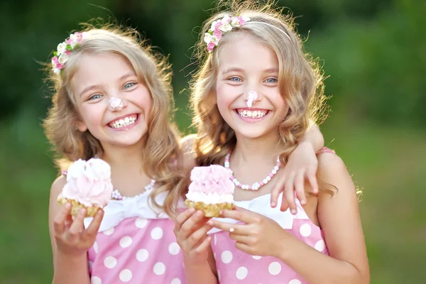 Portret van twee kleine meisjes Tweelingen Stockafbeelding