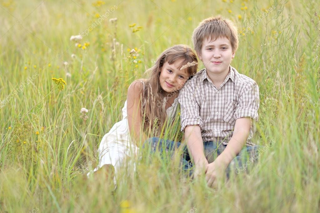 дети и природа. брат сестра на природе. дети брат и сестра. семейная фотосессия на природе. братик и сестричка фотосессия на природе.