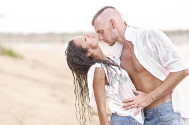 yaz sahilde aşık güzel Çift