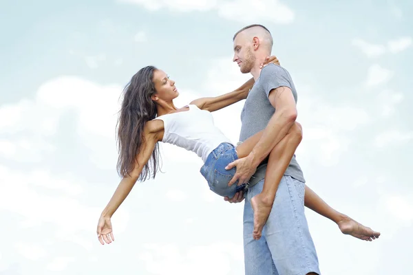 Schönes verliebtes Paar am Sommerstrand — Stockfoto