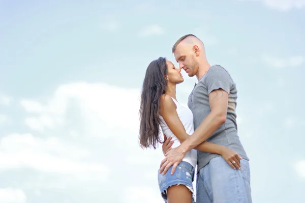 Hermosa pareja enamorada en verano playa —  Fotos de Stock