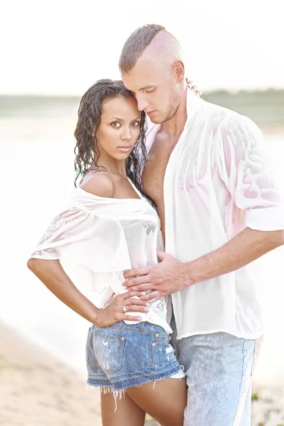 Schönes verliebtes Paar am Sommerstrand — Stockfoto