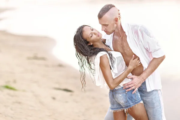 Belo casal apaixonado na praia de verão — Fotografia de Stock