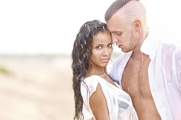 Bella coppia innamorata sulla spiaggia estiva — Foto Stock