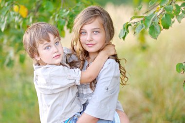 Bir erkek ve kız yaz alanında portre