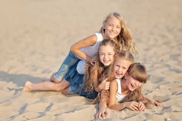 Portrét dětí na pláži v létě — Stock fotografie