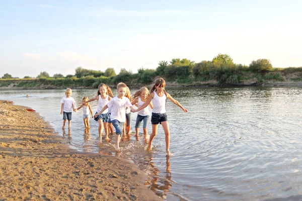 Portrait d'enfants sur la plage en été — Photo