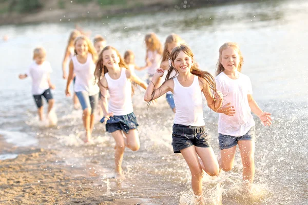 Portret van kinderen op het strand in de zomer — Stockfoto