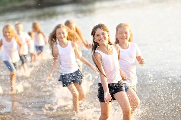 Retrato de niños en la playa en verano — Foto de Stock