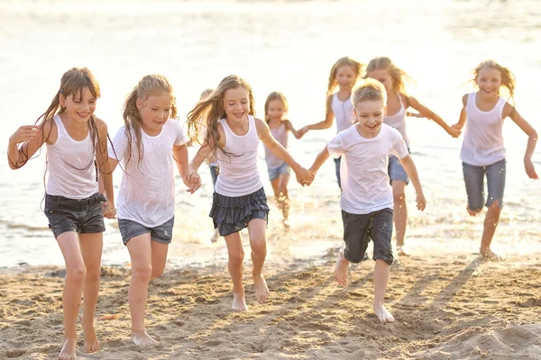 Portret van kinderen op het strand in de zomer — Stockfoto