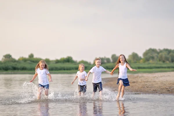 Porträtt av barn på stranden i sommar — Stockfoto