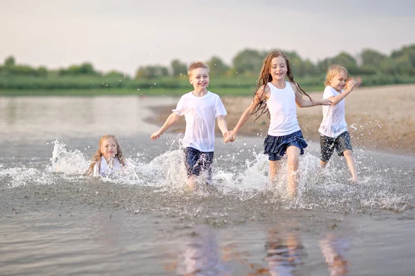 Kinderporträt am Strand im Sommer — Stockfoto