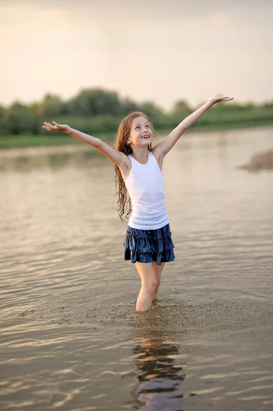 Retrato de menina ao ar livre no verão — Fotografia de Stock