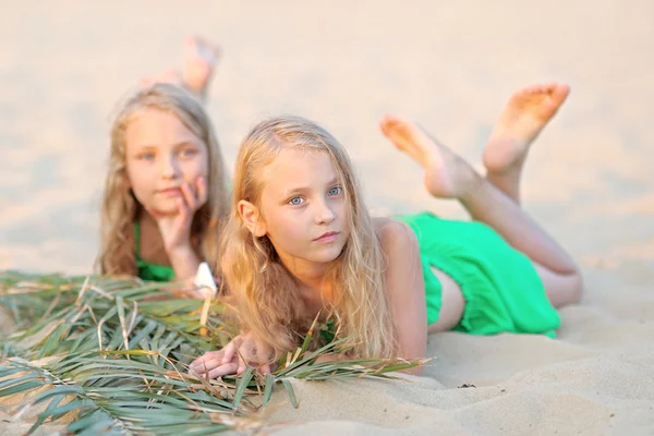 Portret van twee kleine meisjes Tweelingen — Stockfoto