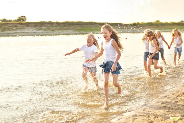 Portret van kinderen op het strand in de zomer — Stockfoto