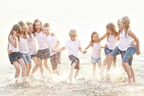 Portrait of children on the beach in summer — Stock Photo, Image