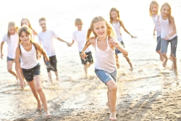 Retrato de crianças na praia no verão — Fotografia de Stock