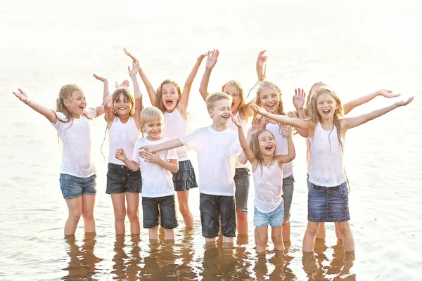 Porträtt av barn på stranden i sommar — Stockfoto