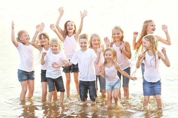 Porträtt av barn på stranden i sommar — Stockfoto