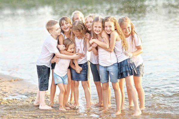 Ritratto di bambini sulla spiaggia in estate — Foto Stock