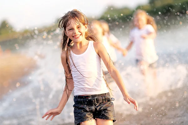 Portret van kinderen op het strand in de zomer — Stockfoto