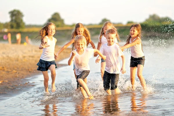 รูปภาพของเด็กบนชายหาดในฤดูร้อน — ภาพถ่ายสต็อก