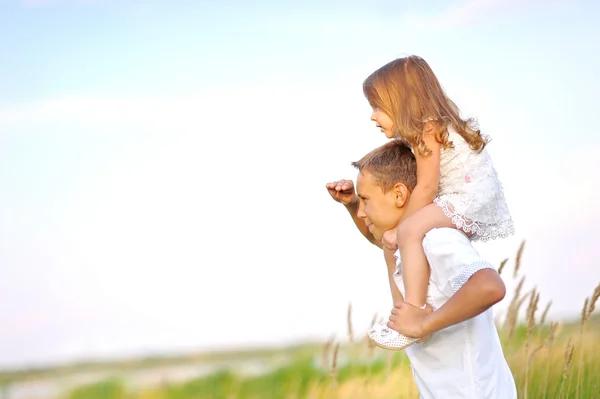 Porträtt av en pojke och flicka på stranden i sommar — Stockfoto