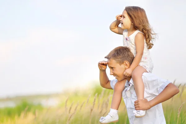 Retrato de un niño y una niña en la playa en verano — Foto de Stock