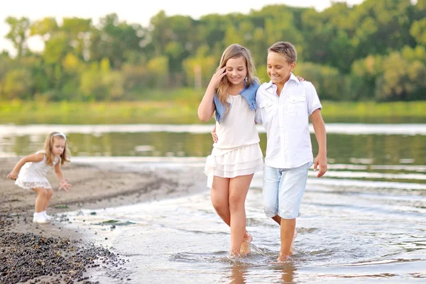 Ritratto di un ragazzo e una ragazza sul campo in estate — Foto Stock