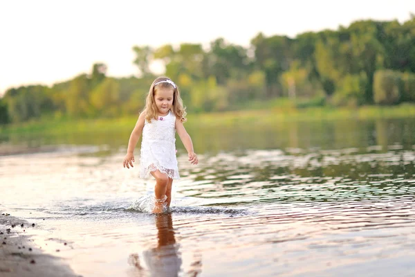 Porträt eines kleinen Mädchens im Sommer — Stockfoto