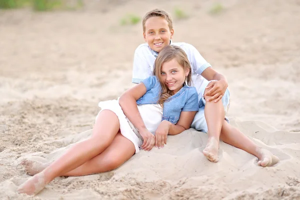 Portrait of a boy and girl on the field in summer — Stock Photo, Image