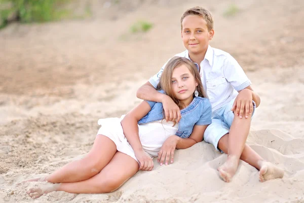 Retrato de um menino e uma menina no campo no verão — Fotografia de Stock